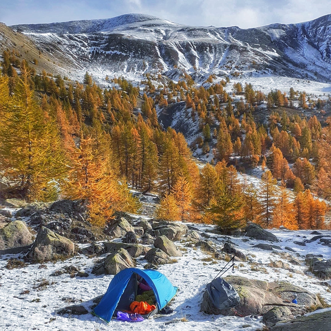 Une tente dans la neige d'un paysage de montagne