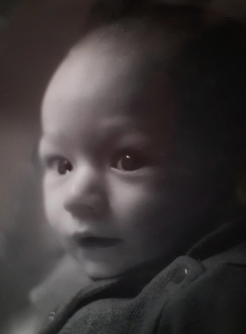 Regard plein de mystère d’un jeune enfant, photo en noir et blanc